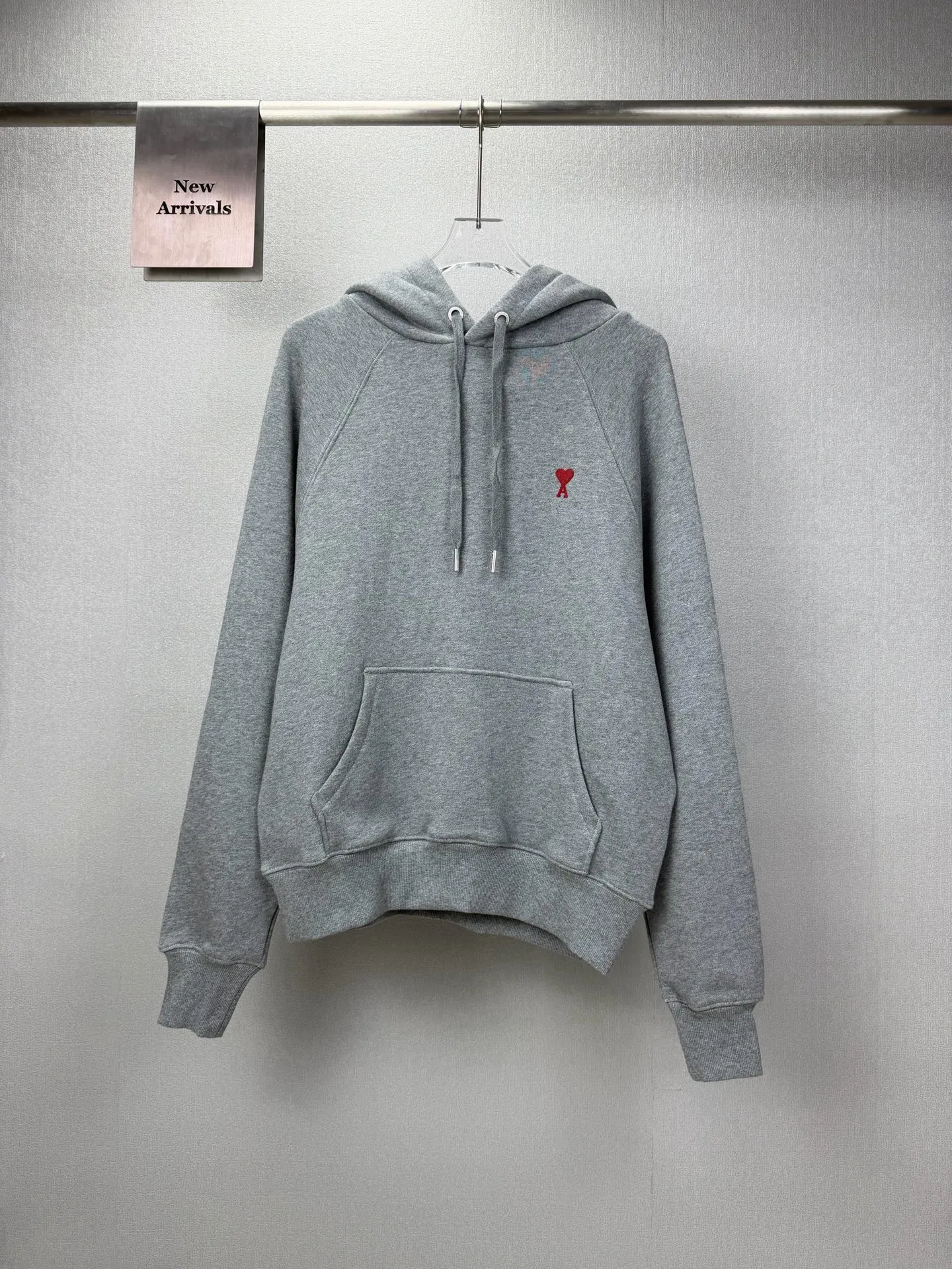 (top version) Ami 2026 New Arrival chest embroidery🪡Red love couple style hooded sweatshirt 🔥High version🔥High version🔥 Original fabric Digital direct printing technology Internet celebrity Same Style High version High Quality😘😘 The fabric is made of 400g double-strand cotton terry fabric, which is skin-friendly and does not tie the body, feels very comfortable, fashionable and individual A super Versatile and good-looking sweatshirt. It is very suitable for both men and women. It is a must-have for everyone. Packaging, tag, collar label, washed wheat, complete 👍 Color: Gray Size: S-XL